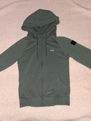 ICIW Zip hoodie - ICIW Zip hoodie i storlek XS (dam). I nyskick, inga fläckar eller annat.  Modell: Activity Zip Hoodie Wmn Dark Sage Green 