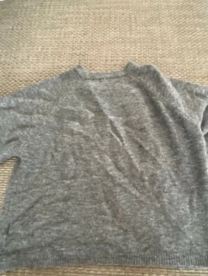 Grå  stickad t shirt oversize - Säljer denna mysiga stickade t shirt i en oversize passform. Storlek XS och passar den som bär XS/S i tröjor normalt sätt. Den har en ganska kort längd med trekvartsärmar och pösig passform. Måttligt använd och väldigt bra skick. Köpt ifrån lager 157. Pris kan diskuteras. Jag är 163cm på bilden. Har även en grön och en marinblå liknande upplagda som enskilda annonser på min profil så skapa gärna en bundle! 💕