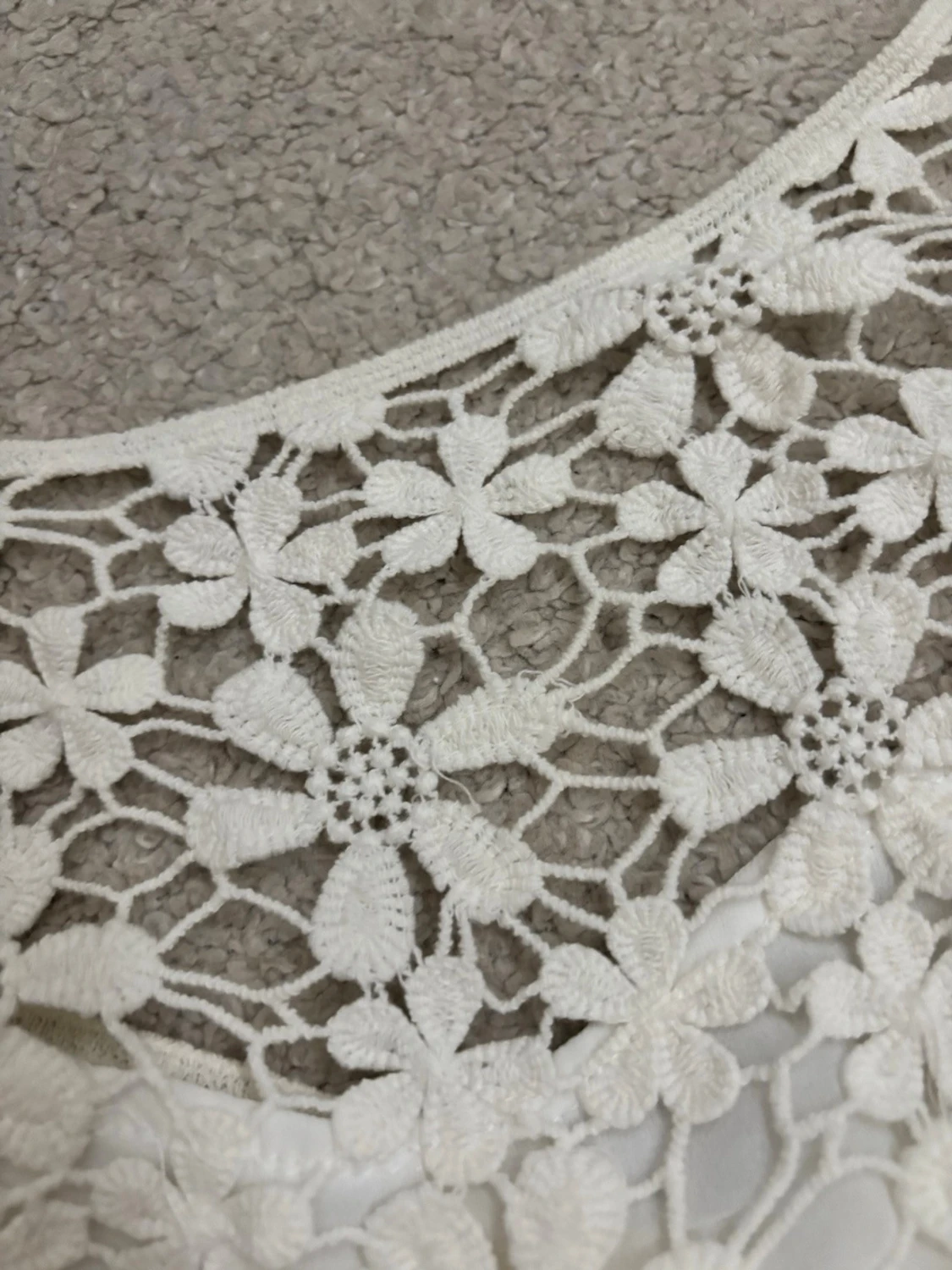 Vit spetsklänning med blommor - 2