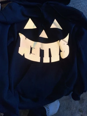 Salem hoodie - Size S väldigt liten osäker på om jag vill sälja