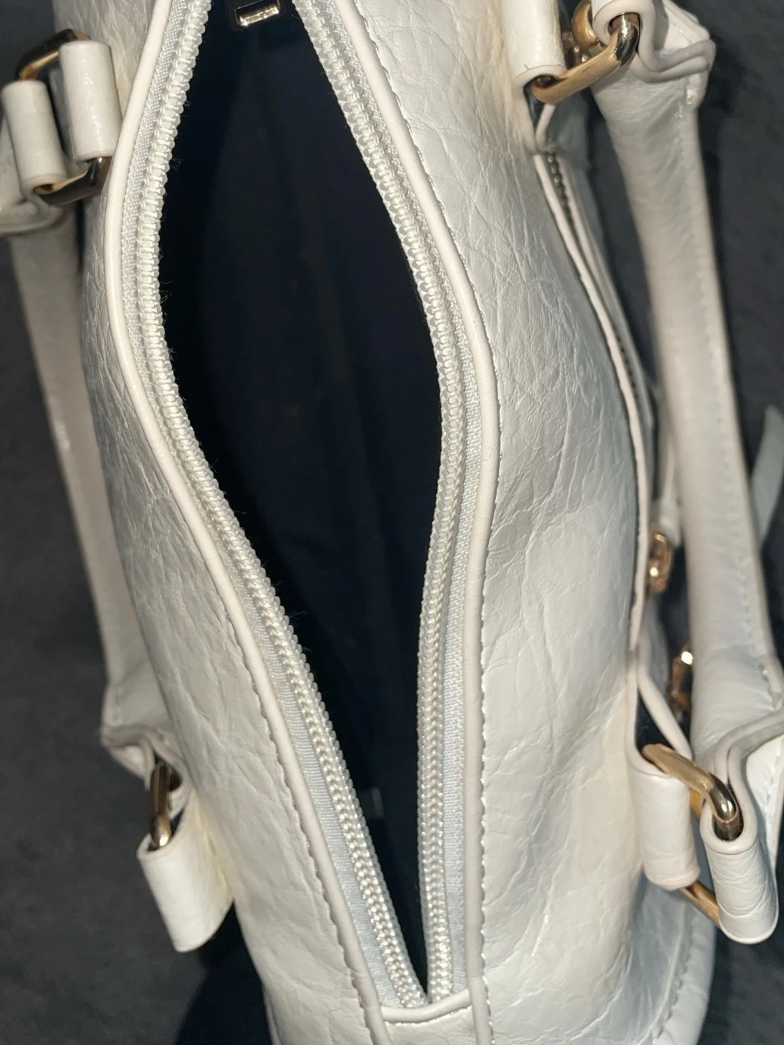 Vit handväska med gulddetaljer - 2