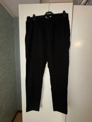 Kappahl byxor  - Byxor från Xlnt/kappahl i storlek 56. Använd en gång. Har gummiband vid höften då den ska anpassas mer ifall man har större eller mindre höft/mage. 