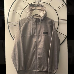 Elesse Hoodie/Huvtröja - Grå hoodie av märket Elesse i storlek L. Hoodien är i gott begagnat skick och sitter bra på mig som är 185 cm lång och normalbyggd.