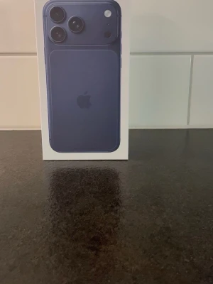 Blå iPhone 17 PRO Max med trippelkamera -   iPhone 17 Pro Max – Helt ny  Säljer en helt ny iPhone 17 Pro Max i originalförpackning. Telefonen är oanvänd och kommer med kvitto. Perfekt för dig som vill ha senaste modellen med topprestanda, grym kamera och lång batteritid.  Betalning & leverans: Endast kontant betalning vid möte. Föredrar att vi träffas fysiskt då det är en dyr produkt, så att köparen kan kontrollera telefonen på plats och båda parter känner sig trygga. Undviker frakt och digital betalning för att minska risken för bedräg