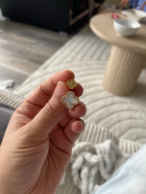 2 par  fyrklöver örhänge i två storlekar guld och rosenguld. - Snygga trendiga hög kvalitet guldpläterad stämpel finns i örhängen.