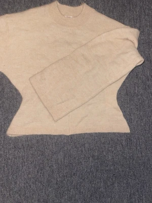 Beige stickad tröja med rund hals - En enkel och stilren beige stickad tröja med rund hals och långa ärmar. Tröjsn är figuren sydd och passar till många outfits ❣️❣️
