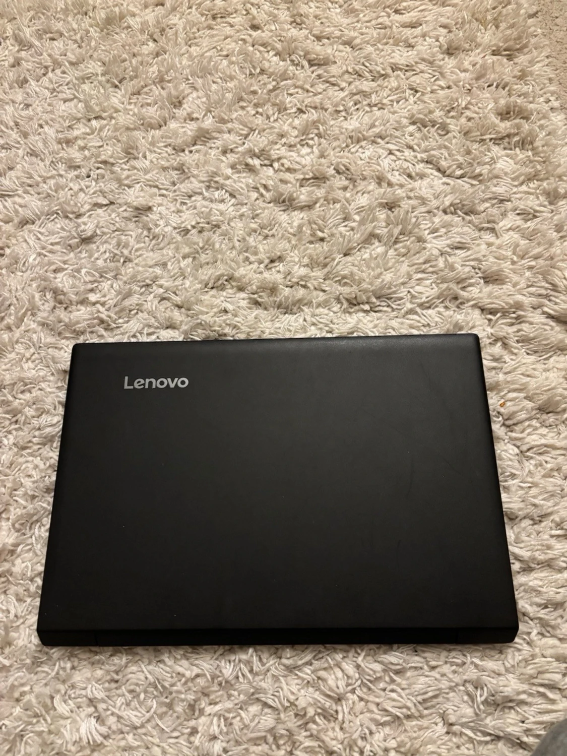 Svart Lenovo bärbar dator - 1