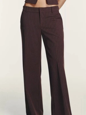 Bruna kostymbyxor med smal rand - Snygga bruna kostymbyxor med smala vertikala ränder och vida ben. Byxorna har hällor för skärp, diskreta bakfickor. Dem är aldrig använda och helt nya med prislappen kvar då dem är för stora och för långa för mig💕😕 dem är även uppsydda💕😇