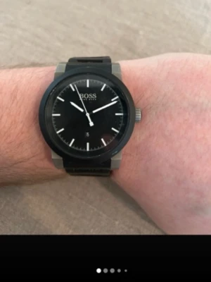 Hugo Boss Neo 44mm Herrklocka  - Säljer en tuff stilren herrklocka från Hugo Boss i mycket gott skick. Liten skada på glaset som knappt syns. Går bra, originalarmband i gummi som passar alla, datumvisare, vattentät till 50 meter osv. Behöver bara nytt batteri!  Nypris: 2300 SEK Mitt pris: 589 SEK  Skickas alltid snabbt och spårbart (ofta samma dag). Hör av dig vid frågor och se gärna mina andra annonser också!   Märke Hugo Boss Ref.nr 1512956 Rek. pris 2 345 kr Kategori Neo Stil Herrklocka, Dressmodell Garanti 2 år återförsälja