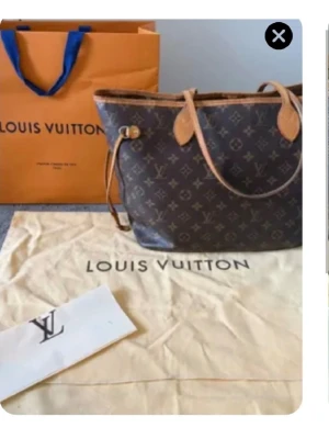 Louis Vuitton Monogram Neverfull storlek MM - Säljer en äkta klassisk Louis Vuitton Neverfull väska i storlek MM. Materialet är monogram canvas (brun) se bilder och eventuellt fläck på insidan av väskan därav priset. I priset ingår original LV kartong, dustbag och kvitto. Säljs för 6990kr 🩷 