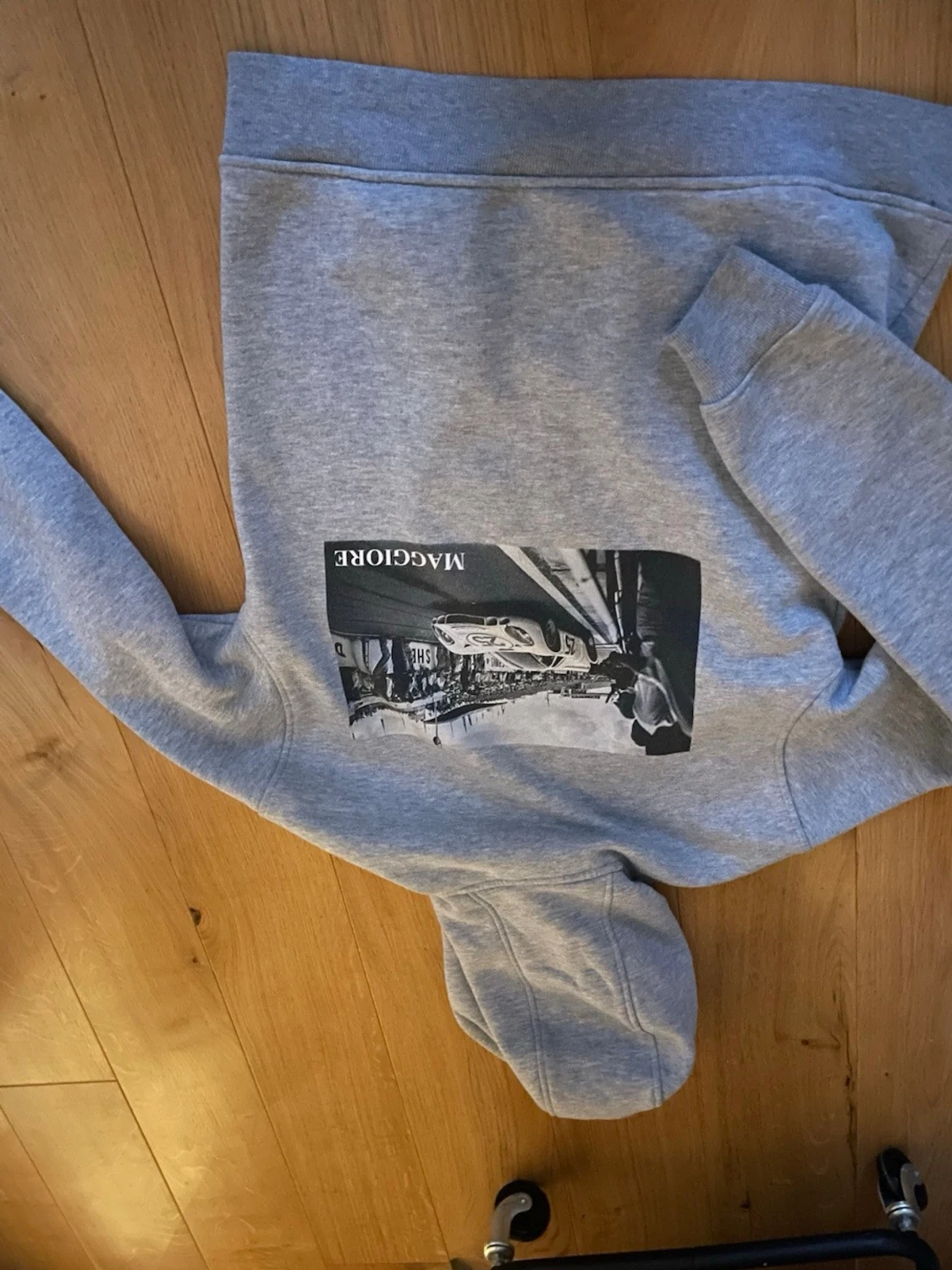 Grå hoodie från Maggiore med tryck