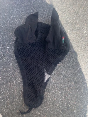 Svart huva Equiline - Hej säljer min svarta huva från Equiline. Ursprungspriset är 899. Skriv såklart till mig ifall du har några frågor eller funderingar!❤️🤗(Kommer rolla den innan jag skickar den, dock just nu ser den smutsigare än vad den är)