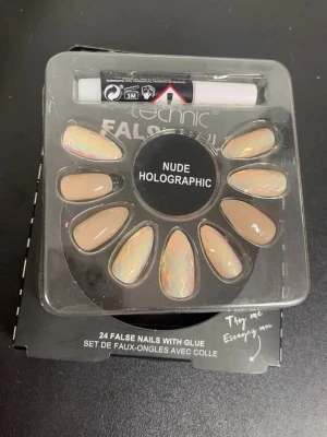 Nude Holographic press-on naglar - Snygga press-on naglar i nude och holografisk finish. Paketet innehåller 24 naglar i mandelform och nagellim. Perfekt för dig som vill ha en trendig och enkel look med både neutrala och skimrande effekter. Ingår lim!!🥳