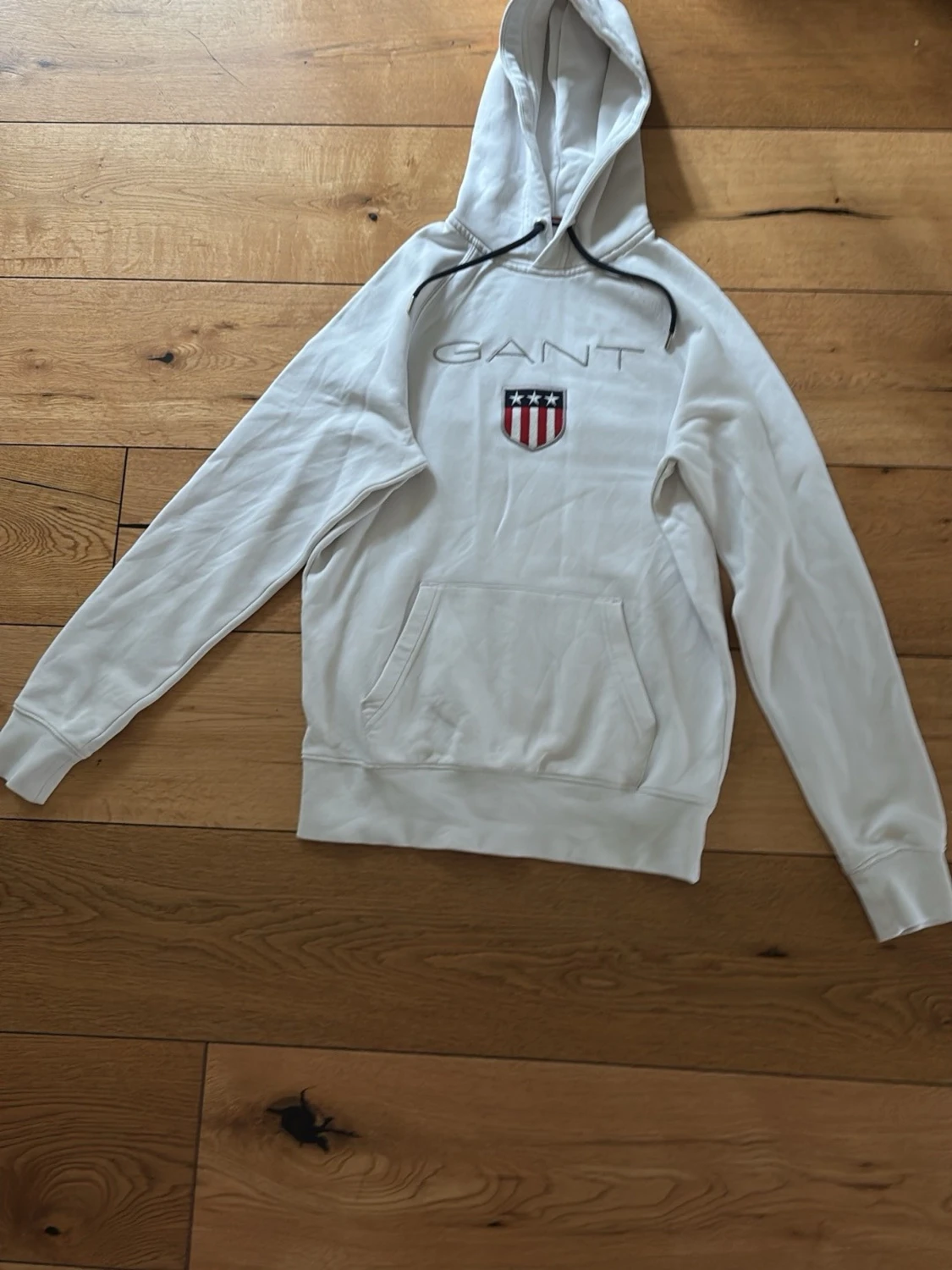 Vit hoodie från GANT med logga