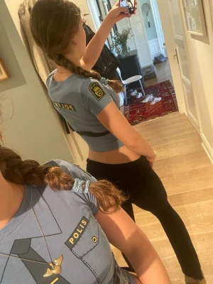 Polis tröja (halloween)  - Hade denna på halloween men kommer sälja nu, köp inför halloween alla benätsen🔥🔥