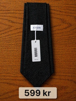 Slipsar från Eton i olika mönster - Säljer flera slipsar från Eton i olika färger och mönster: mörkblå paisley, brun paisley, röd med geometriskt mönster samt svart premiumslips. Materialet varierar mellan siden och stickad textil. Perfekta för att lyfta din outfit med stilrena detaljer. Nypris ca 1000–1500 kr/st – säljes till riktigt bra pris. Paketpris 1799kr.