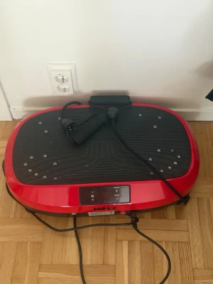  Träning webbsida det är helt nytt  - Röd vibrationsplatta från Kebtek med svart halksäker yta och digital kontrollpanel. Plattan har medföljande träningsband och strömkabel, perfekt för hemmaträning och enkel att använda på golvet. Tillverkad i plast och gummi.