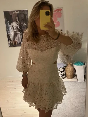 Maje klänning  - Säljer min sååå snygga maje klänning! Denna klänning säljs inte längre från deras hemsida💞 Klännigen är som ny, endast använd 1 skolavslutning☺️