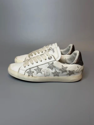 Zadig & Voltaire Skor - ‼️VI TAR EJ BYTEN‼️ Zadig & Voltaire sneakers | Skick: 8/10 | Storlek 38 EU | ingår enbart skorna vid köp! | Fraktar inom 24H efter köp på köparens bekostnad 📦💨 | Hör av dig vid minsta fråga eller fundering 💭 