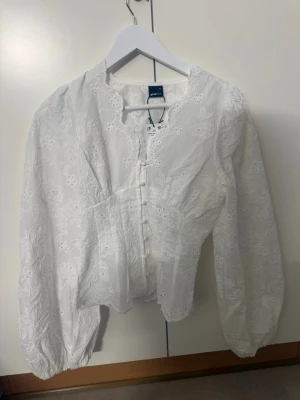 Vit broderad blus från Gina Tricot - Superfin vit blus från Gina Tricot med prislapp. Strl XS