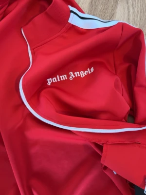 Palm angels kofta  - Palm angels kofta röd använd 4 gånger tröttnat på den och ganska fräch 