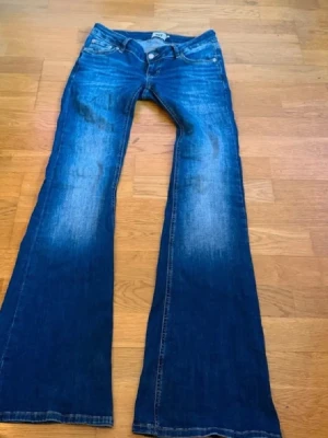 Bootcut jeans  - Snygga low waist bootcut jeans från lager 157 i modell Blaze storlek S. Bara använd några få gånger.  Köpta för 400. Tyvvär lite för långa för mig så har gått lite på dem men syns inte mycket alls. Man ser det på två sista bilderna.