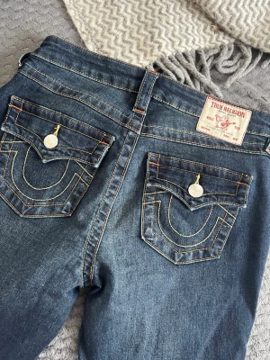 True Religion bootcut jeans - Säljer ett par blå True religion jeans. De är storlek 28W och är mid waist. Modellen är Becca mid rise bootcut. Jag köpte dem nya för några år sedan men har aldrig använt dem.