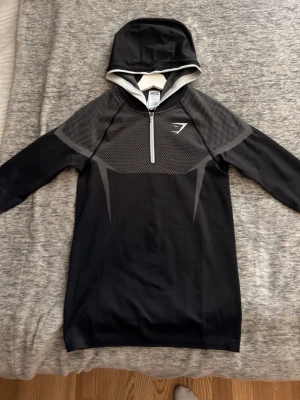Onyx V5 Grey hoodie - Säljer denna limiterad onyx v5 grå hoodie från Gymshark pga den är för liten. Kan byta till M men vill helst sälja den. Har bara testat den en gång så den är princip ny.