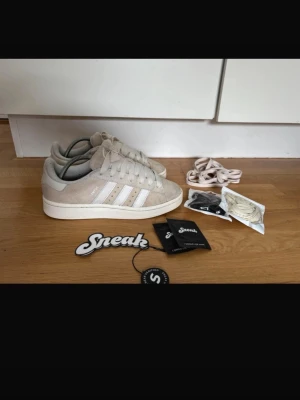 Adidas campus 00s wonder white chalk white core black - ANVÄNDA MAX 5 ggr . Tyvärr gillade jag inte dem på mig men annars är dem helt perfekt . Box följer även med . De är köpta ifrån sneak . 