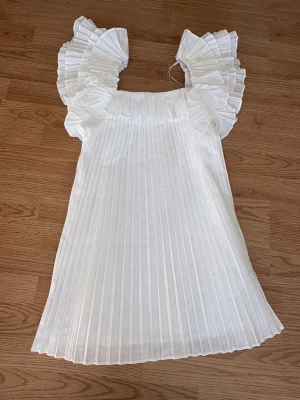 Vit plisserad klänning från Zara - Populär och extremt eftertraktad klänning från Zara!! 💓🙏🏼
