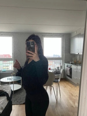 Omlott-topp från Nelly i strl XS - Svart omlott-topp från Nelly i strl XS i bra skick. Formas fint på kroppen. Säljes pga att de ej kmr till användning längre. Kan fraktas eller mötas upp i Göteborg. Finns på fler sidor!