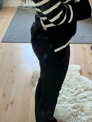 Svarta raka kostymbyxor - Snygga kostymbyxor från bikbok u storlek 34, lite noppriga men annars bra skick!