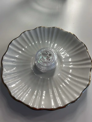 Holografiskt glitter till naglar - Holografiskt glitter i en liten rund plastburk från Glitz. Glittret har skimrande, regnbågsfärgade partiklar som ger en snygg effekt på naglarna. Perfekt för att skapa kreativa och glittriga nageldesigner. Aldrig använt, pris kan diskuteras!
