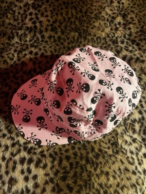 Jättesöt keps - Söt keps med fint mönster köpt secondhand!! Har knappt använt den & den är i bra skick 