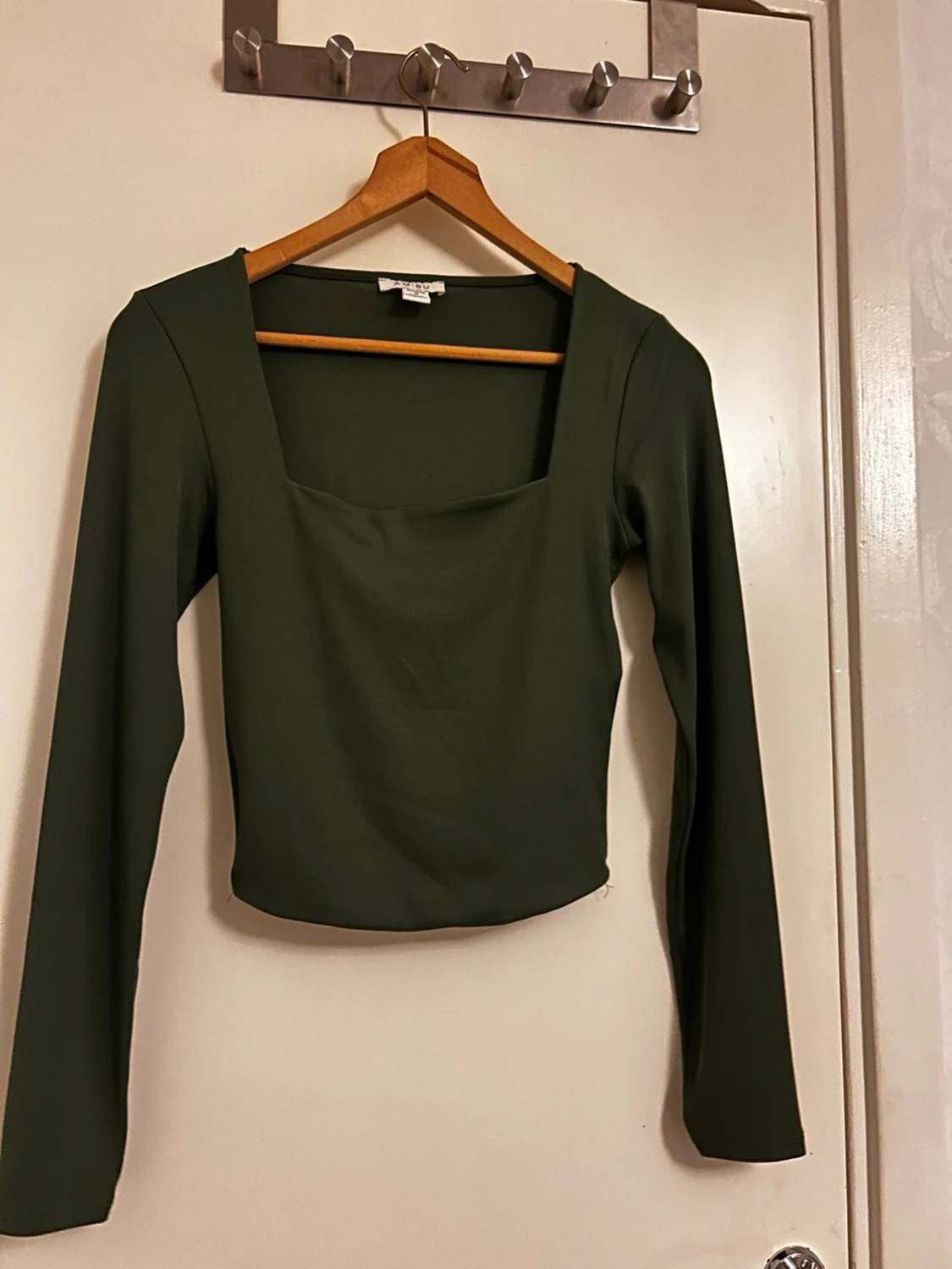 Mörkgrön långärmad topp med fyrkantig ringning - 1