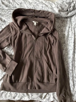 Ljusbrun hoodie från H&M - Säljer denna jättemjuka hoodie från H&M med tunt lager fleece inuti, storlek M och har en lite baggy fit på mig med strl s-m vanligtvis. Färgen representeras bäst på bild 3. Köptes för ca 290kr Om du vill ha fler bilder eller mått tveka inte att fråga!💗