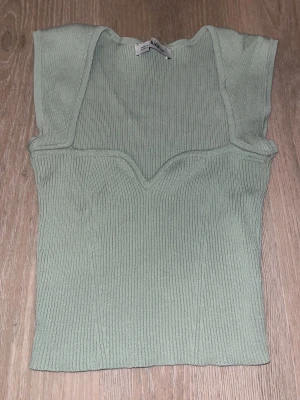 Topp - 💚Topp i ljusgrön/mint (storlek saknas på toppen) men anser den som en ungefär XS/S då jag själv bär den storlek och den passar. 💚