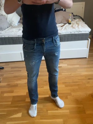 Replay jeans slitningar - Snygga jeans med slitningar, storlek 30/32 men lapp avklippt. Midjemått 40 cm hela benlängd 95 cm. Skriv vid frågor! 