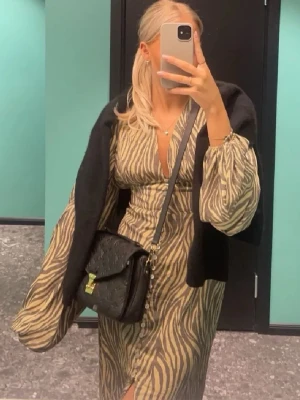 Adoore - Säljer denna populära klänningen från Adoore, i superfint skick (använd 1 gång). Storlek 38 men är insydd i midjan, så skulle säga att den motsvarar en storlek 36. 🤎 Nypris 1695kr