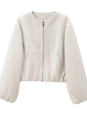 Beige croppad jacka med dragkedja från Zara  - Stilren beige jacka med croppad passform och rund halsringning. Jackan har , två fickor framtill och stängs med dragkedja. Materialet ser ut att vara mjukt och lätt, perfekt för lager på lager. Enkel och clean design utan synliga loggor.