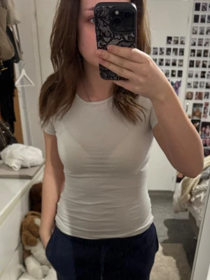 Vit T-shirt  - Säljer en vit T-shirt från hm i storlek xs. Passar perfekt som basplagg till vardagen!💕