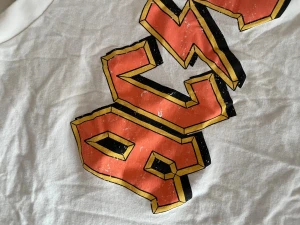 Vit croppad AC/DC t-shirt - Säljer en vit croppad t-shirt med stort AC/DC-tryck på bröstet. 