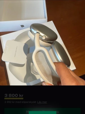 Apple AirPods Max silver hörlurar - Snygga Apple AirPods Max i silver med elegant design. Over-ear-modell med mjuka öronkuddar och justerbart huvudband i mesh. Tillverkade i aluminium och rostfritt stål för en premiumkänsla. Levereras i originalförpackning.