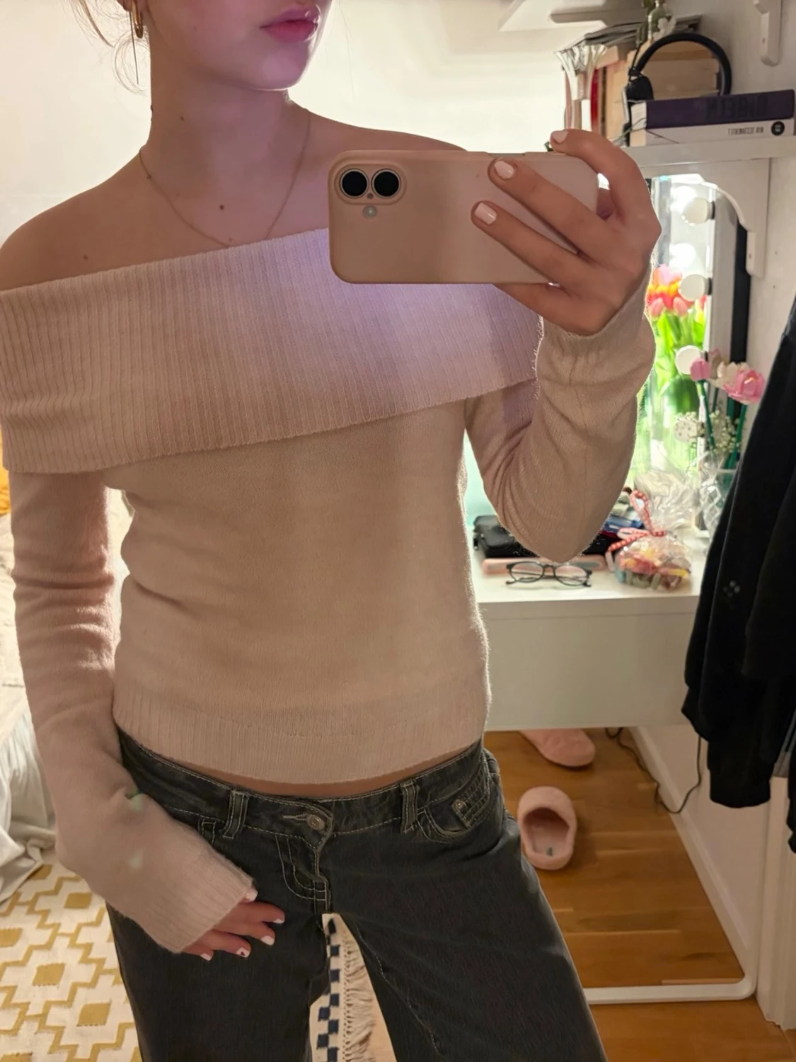 Ljusrosa off shoulder stickad tröja