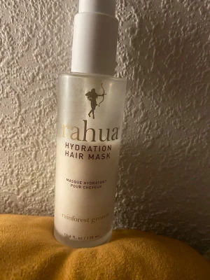 Rahua Hydration Hair Mask 120 ml - Fuktgivande hårmask från Rahua i en genomskinlig plastflaska med pump. Innehåller naturliga ingredienser som mango, passionsfrukt och solrosolja. Perfekt för att ge håret extra näring och glans. Volym: 120 ml. Kostar 500-600 kr ny. Ca halvfull! 