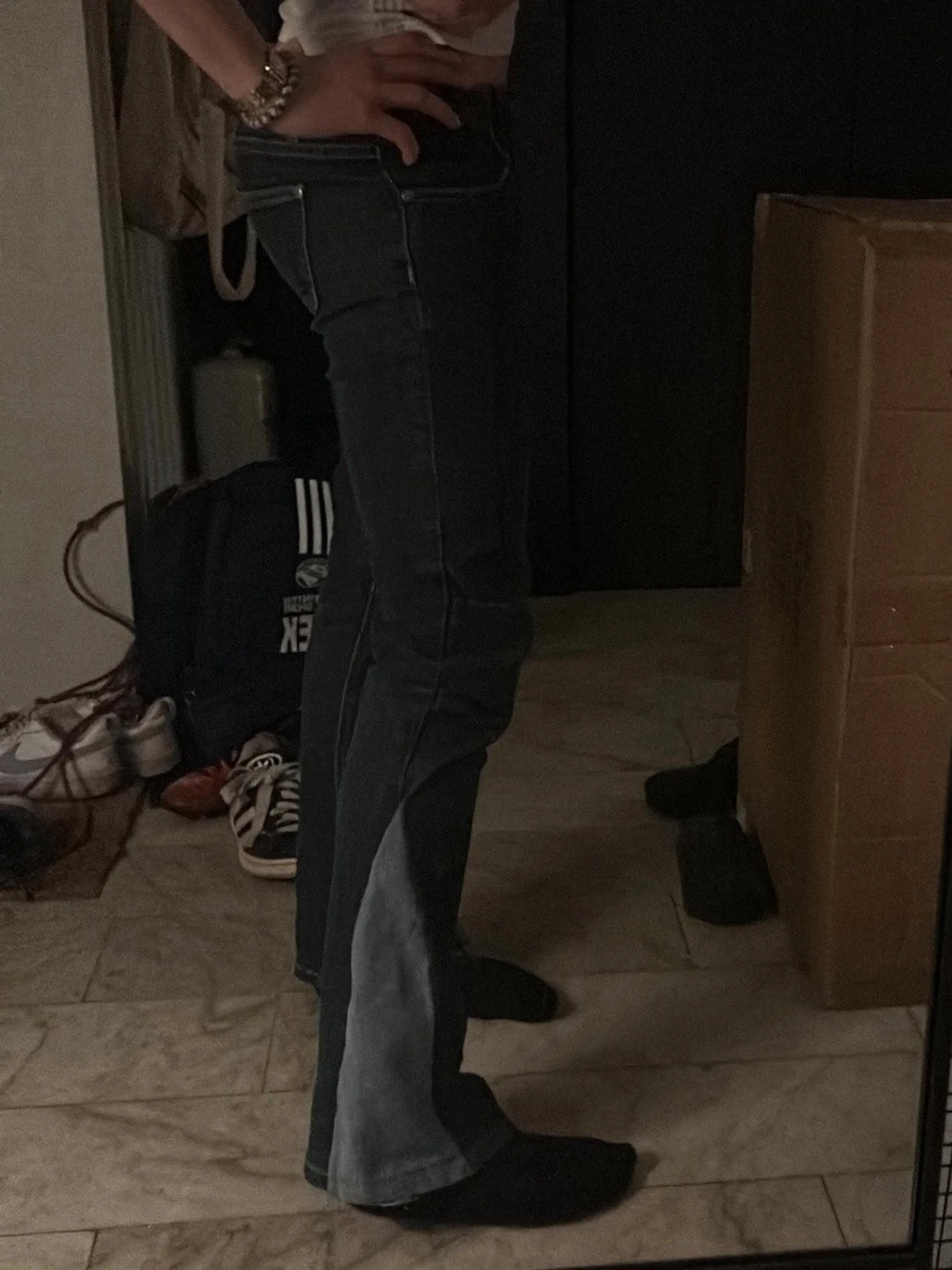 Mörkblå utsvängda jeans med kontrast