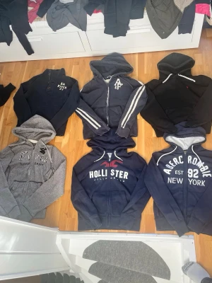 Abercrombie fitch hollister Ralph Lauren drop - Abercrombie fitch hollister Ralph Lauren tröjor går att köpa en eller flera rabatt vid flera, olika storlekar S,M,L priser från 398 kr styck och upp kom gärna med prisförslag och frågor har mycket mer i min profil 😁✌️