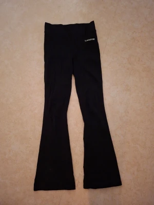 Zara utsvängda byxor - Säljer dessa utsvängda byxor från zara i svart. Strl 164cm. (13-14år) De är välanvända men är i mycket fint skick. Säljer pga de inte kommer till användning. Minns inte exakta nypris men kanske 200-300kr. Pyttelitet hål på byxan (se sista bilden) men synns knappt och påverkar inte användningen. Köp gärna en bundle för att spara pengar på frakten! Hör av dig vid funderingar.