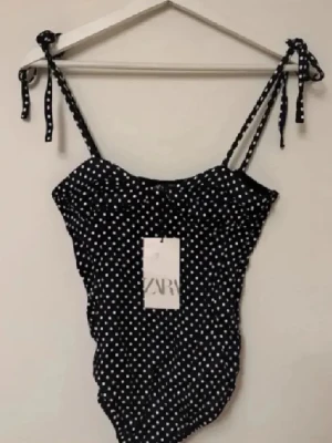 Zara prickig body - Säljer denna body för att jag aldrig använt den! 💕 väldigt eftertraktad.