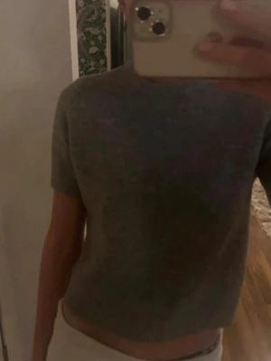 Grå croppad stickad topp - Super söt topp från Zara som ej säljs längre, säljer pågrund av att den inte kommer till användning!!💞